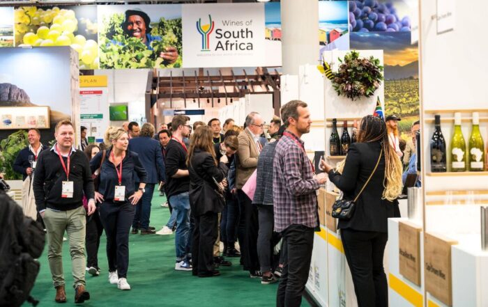 Messestand von Wines of South Africa auf der ProWein mit Besuchern