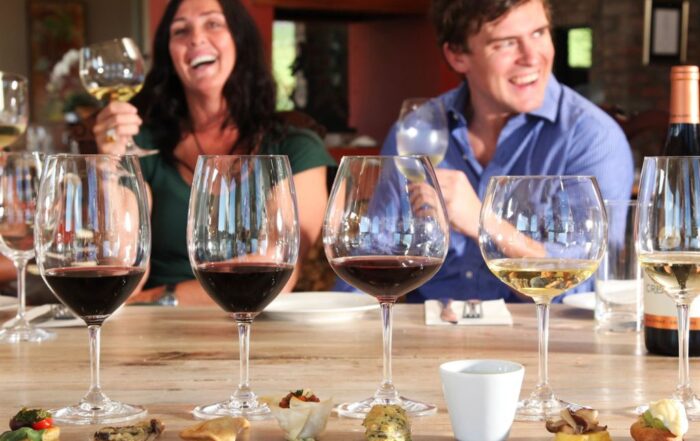 Gäste bei einer geführten Weinprobe im Weingut Creation – authentisches Erlebnis des Weintourismus Südafrika 2025
