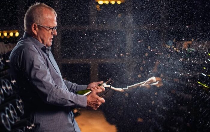Pieter Ferreira degorgiert eine Flasche Cap Classique im Keller